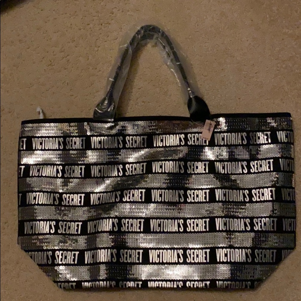 New Victoria’s Secret tote bag with wristlet.